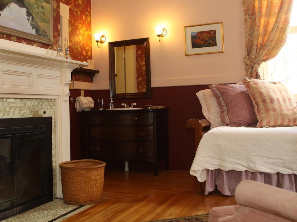 The Notchland Inn Bartlett Room photo