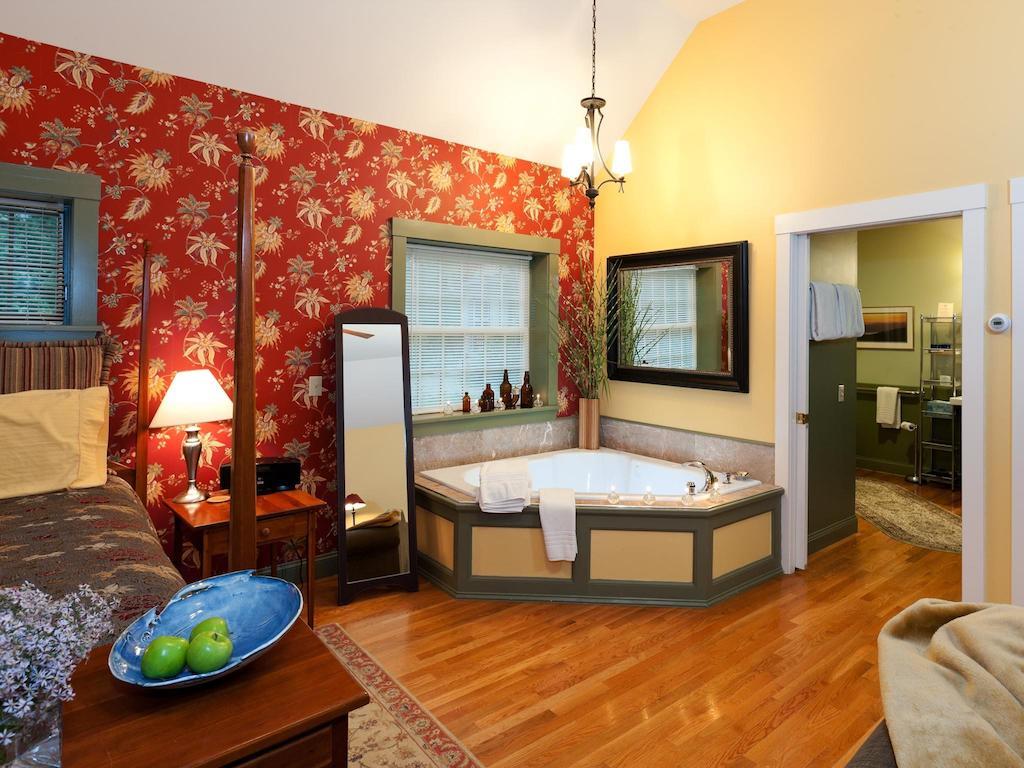 The Notchland Inn Bartlett Room photo